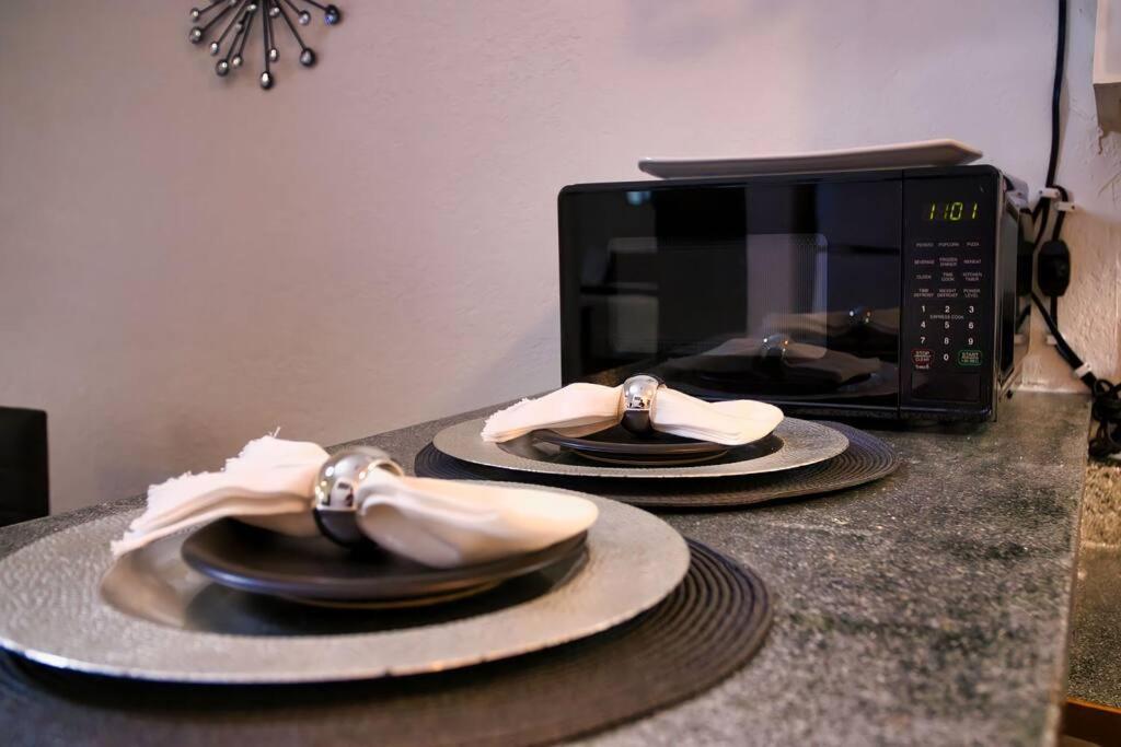 Chic & Cozy 2 Bedroom - 1 Bathroom - Rated Best Eagle Pass Exterior photo
