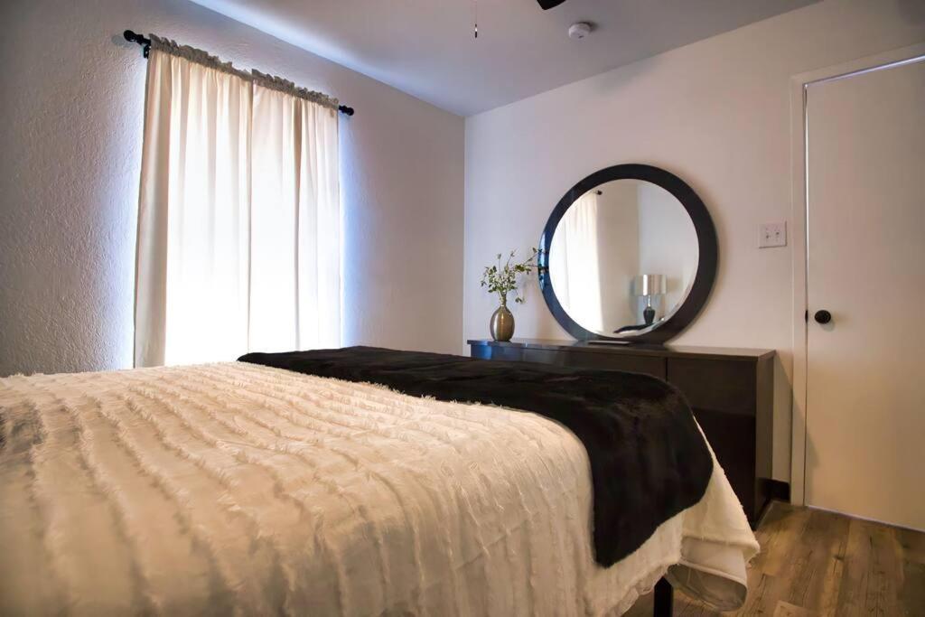 Chic & Cozy 2 Bedroom - 1 Bathroom - Rated Best Eagle Pass Exterior photo
