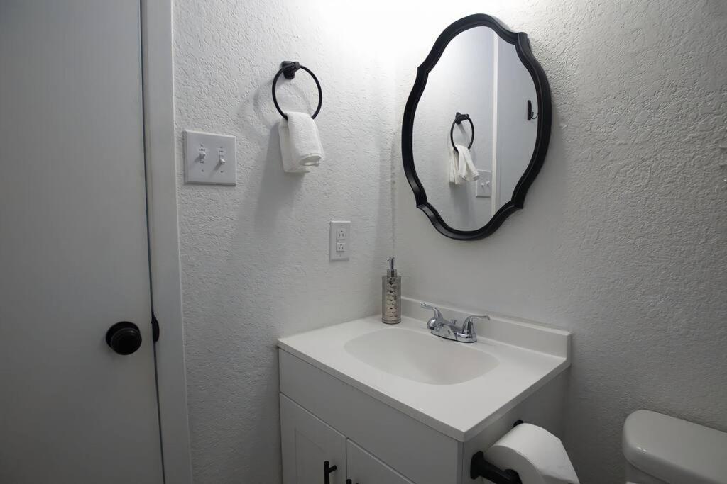 Chic & Cozy 2 Bedroom - 1 Bathroom - Rated Best Eagle Pass Exterior photo