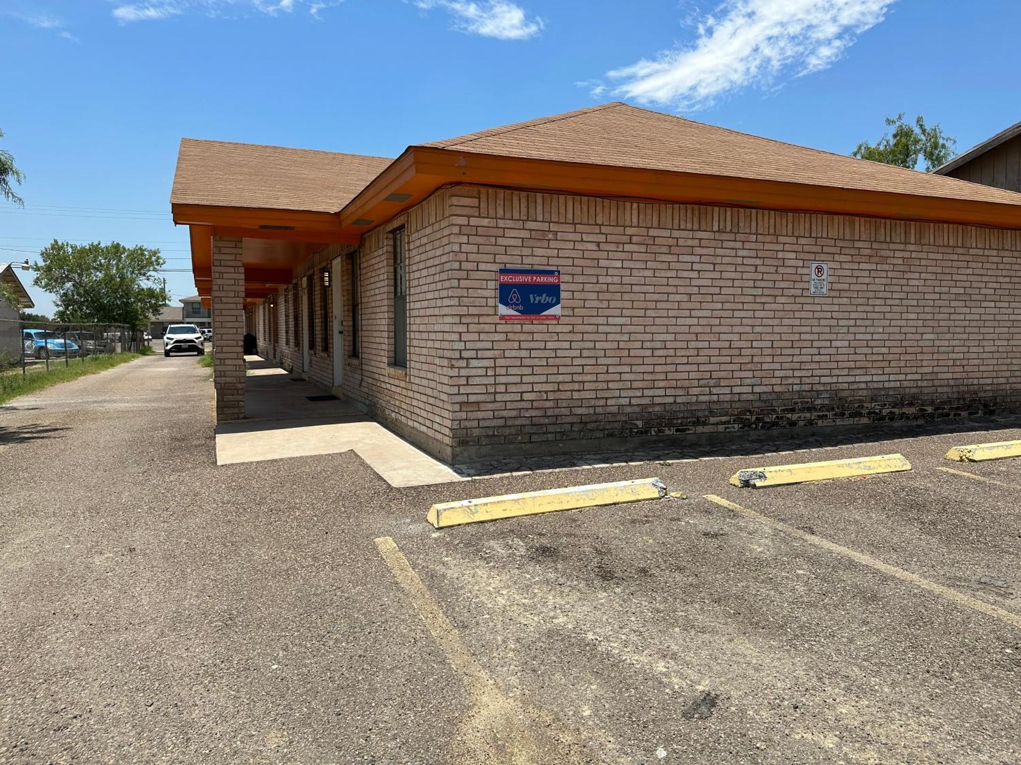 Chic & Cozy 2 Bedroom - 1 Bathroom - Rated Best Eagle Pass Exterior photo