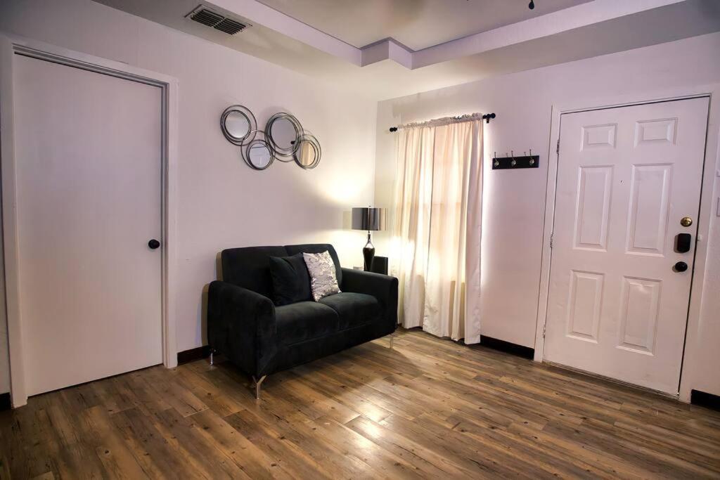 Chic & Cozy 2 Bedroom - 1 Bathroom - Rated Best Eagle Pass Exterior photo