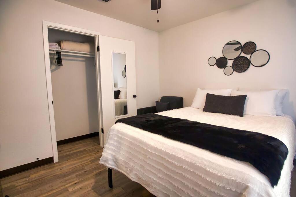 Chic & Cozy 2 Bedroom - 1 Bathroom - Rated Best Eagle Pass Exterior photo