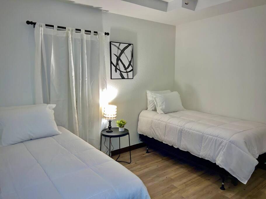 Chic & Cozy 2 Bedroom - 1 Bathroom - Rated Best Eagle Pass Exterior photo