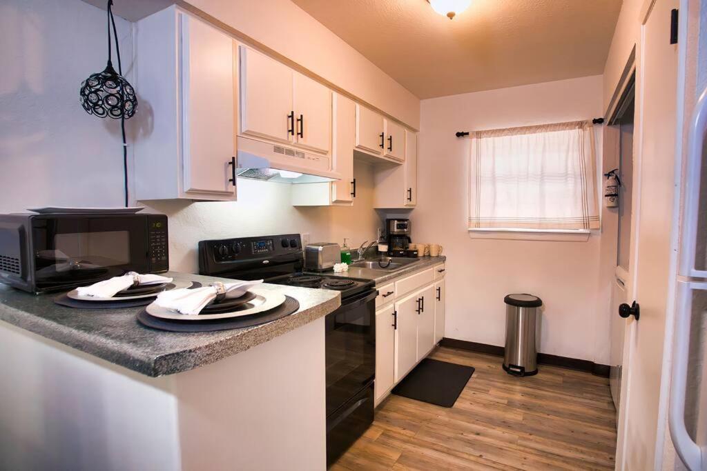 Chic & Cozy 2 Bedroom - 1 Bathroom - Rated Best Eagle Pass Exterior photo