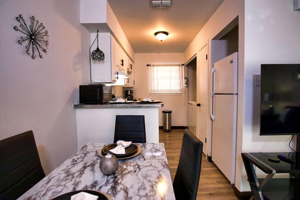 Chic & Cozy 2 Bedroom - 1 Bathroom - Rated Best Eagle Pass Exterior photo